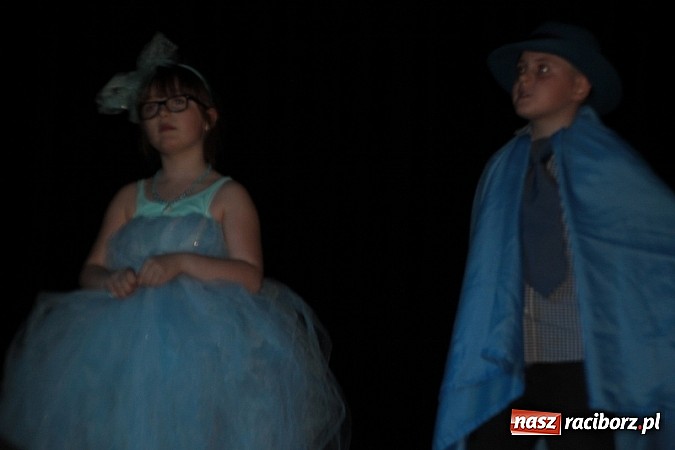 Zdjęcie w galerii na portalu naszraciborz.pl: Scena w Kuźni Raciborskiej pękała w szwach. 130 młodych aktorów na scenie MOKSiR wiadomości z regionu