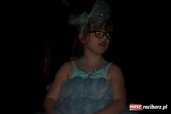 Zdjęcie w galerii na portalu naszraciborz.pl: Scena w Kuźni Raciborskiej pękała w szwach. 130 młodych aktorów na scenie MOKSiR wiadomości z regionu