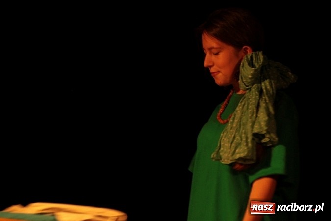 Zdjęcie w galerii na portalu naszraciborz.pl: Scena w Kuźni Raciborskiej pękała w szwach. 130 młodych aktorów na scenie MOKSiR wiadomości z regionu