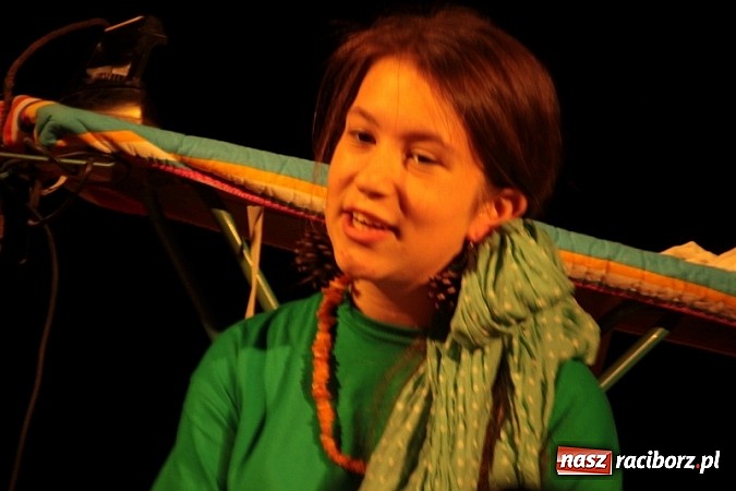 Zdjęcie w galerii na portalu naszraciborz.pl: Scena w Kuźni Raciborskiej pękała w szwach. 130 młodych aktorów na scenie MOKSiR wiadomości z regionu