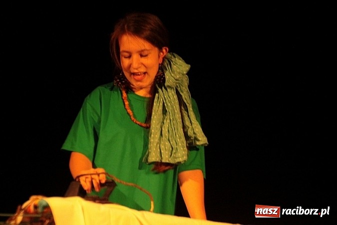 Zdjęcie w galerii na portalu naszraciborz.pl: Scena w Kuźni Raciborskiej pękała w szwach. 130 młodych aktorów na scenie MOKSiR wiadomości z regionu