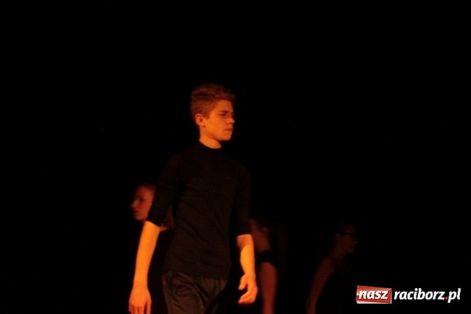 Zdjęcie w galerii na portalu naszraciborz.pl: Scena w Kuźni Raciborskiej pękała w szwach. 130 młodych aktorów na scenie MOKSiR wiadomości z regionu