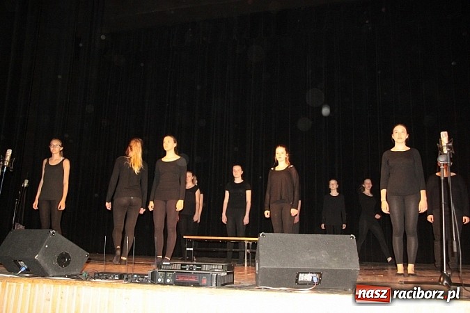 Zdjęcie w galerii na portalu naszraciborz.pl: Scena w Kuźni Raciborskiej pękała w szwach. 130 młodych aktorów na scenie MOKSiR wiadomości z regionu