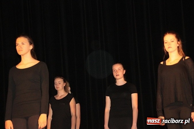 Zdjęcie w galerii na portalu naszraciborz.pl: Scena w Kuźni Raciborskiej pękała w szwach. 130 młodych aktorów na scenie MOKSiR wiadomości z regionu