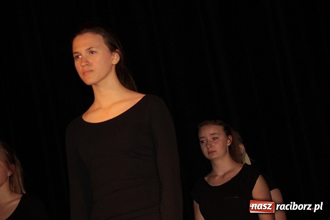 Zdjęcie w galerii na portalu naszraciborz.pl: Scena w Kuźni Raciborskiej pękała w szwach. 130 młodych aktorów na scenie MOKSiR wiadomości z regionu