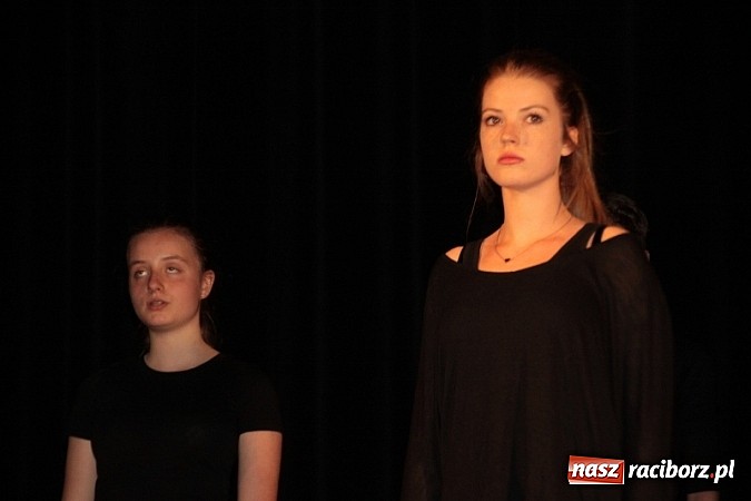 Zdjęcie w galerii na portalu naszraciborz.pl: Scena w Kuźni Raciborskiej pękała w szwach. 130 młodych aktorów na scenie MOKSiR wiadomości z regionu