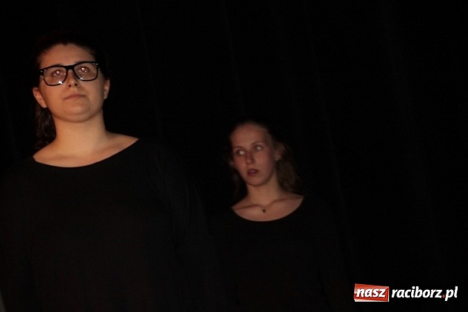 Zdjęcie w galerii na portalu naszraciborz.pl: Scena w Kuźni Raciborskiej pękała w szwach. 130 młodych aktorów na scenie MOKSiR wiadomości z regionu