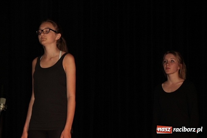 Zdjęcie w galerii na portalu naszraciborz.pl: Scena w Kuźni Raciborskiej pękała w szwach. 130 młodych aktorów na scenie MOKSiR wiadomości z regionu