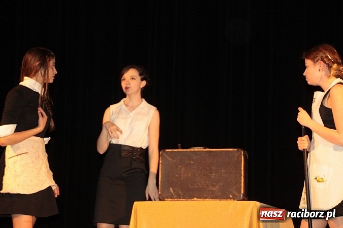 Zdjęcie w galerii na portalu naszraciborz.pl: Scena w Kuźni Raciborskiej pękała w szwach. 130 młodych aktorów na scenie MOKSiR wiadomości z regionu