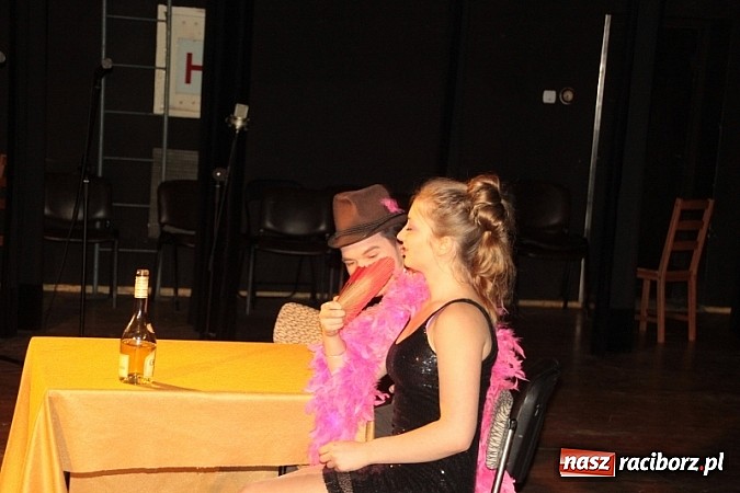 Zdjęcie w galerii na portalu naszraciborz.pl: Scena w Kuźni Raciborskiej pękała w szwach. 130 młodych aktorów na scenie MOKSiR wiadomości z regionu