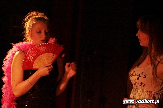 Zdjęcie w galerii na portalu naszraciborz.pl: Scena w Kuźni Raciborskiej pękała w szwach. 130 młodych aktorów na scenie MOKSiR wiadomości z regionu