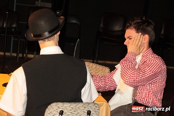 Zdjęcie w galerii na portalu naszraciborz.pl: Scena w Kuźni Raciborskiej pękała w szwach. 130 młodych aktorów na scenie MOKSiR wiadomości z regionu