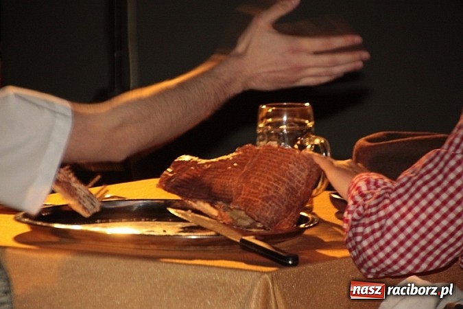 Zdjęcie w galerii na portalu naszraciborz.pl: Scena w Kuźni Raciborskiej pękała w szwach. 130 młodych aktorów na scenie MOKSiR wiadomości z regionu