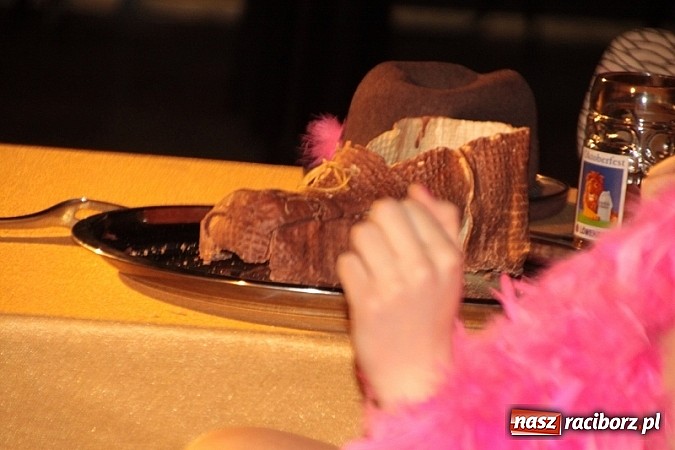 Zdjęcie w galerii na portalu naszraciborz.pl: Scena w Kuźni Raciborskiej pękała w szwach. 130 młodych aktorów na scenie MOKSiR wiadomości z regionu