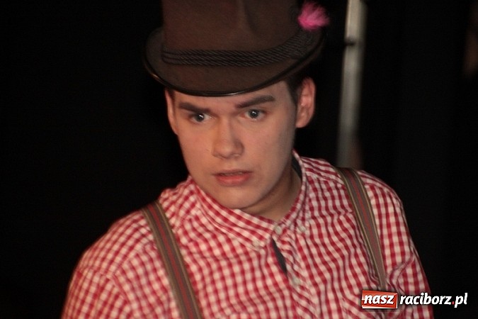 Zdjęcie w galerii na portalu naszraciborz.pl: Scena w Kuźni Raciborskiej pękała w szwach. 130 młodych aktorów na scenie MOKSiR wiadomości z regionu