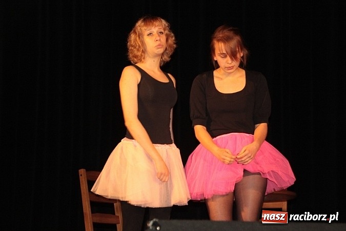 Zdjęcie w galerii na portalu naszraciborz.pl: Scena w Kuźni Raciborskiej pękała w szwach. 130 młodych aktorów na scenie MOKSiR wiadomości z regionu