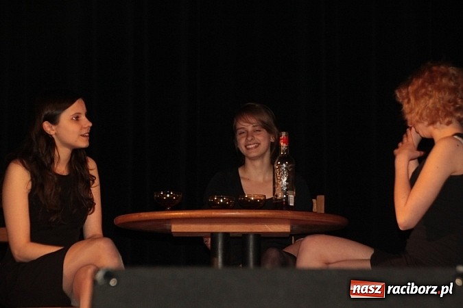 Zdjęcie w galerii na portalu naszraciborz.pl: Scena w Kuźni Raciborskiej pękała w szwach. 130 młodych aktorów na scenie MOKSiR wiadomości z regionu