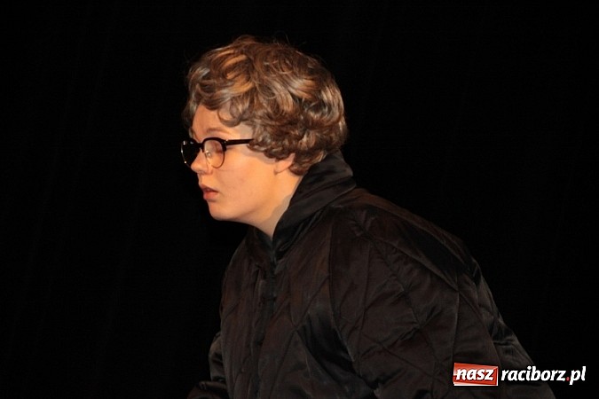 Zdjęcie w galerii na portalu naszraciborz.pl: Scena w Kuźni Raciborskiej pękała w szwach. 130 młodych aktorów na scenie MOKSiR wiadomości z regionu