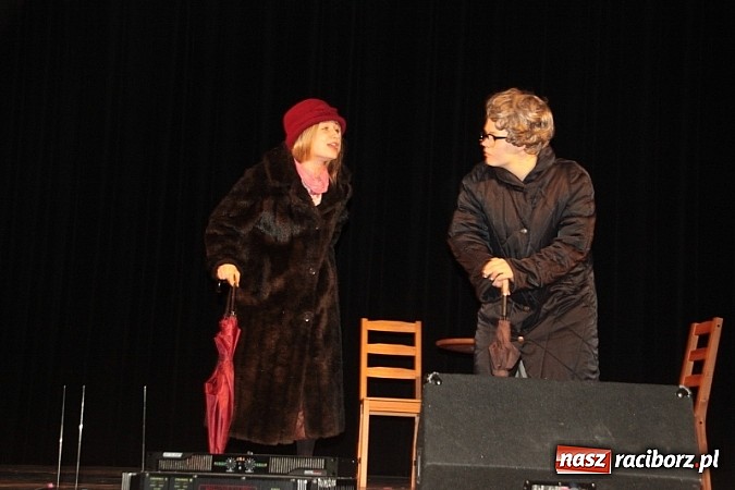 Zdjęcie w galerii na portalu naszraciborz.pl: Scena w Kuźni Raciborskiej pękała w szwach. 130 młodych aktorów na scenie MOKSiR wiadomości z regionu