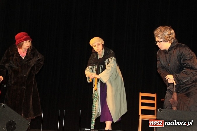 Zdjęcie w galerii na portalu naszraciborz.pl: Scena w Kuźni Raciborskiej pękała w szwach. 130 młodych aktorów na scenie MOKSiR wiadomości z regionu