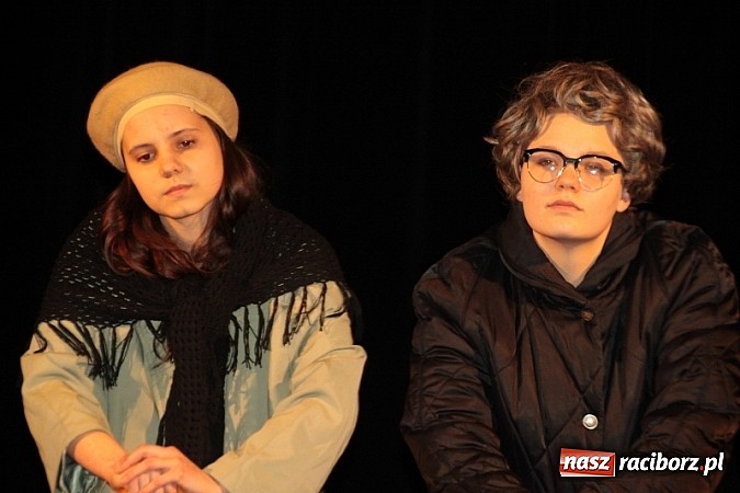 Zdjęcie w galerii na portalu naszraciborz.pl: Scena w Kuźni Raciborskiej pękała w szwach. 130 młodych aktorów na scenie MOKSiR wiadomości z regionu