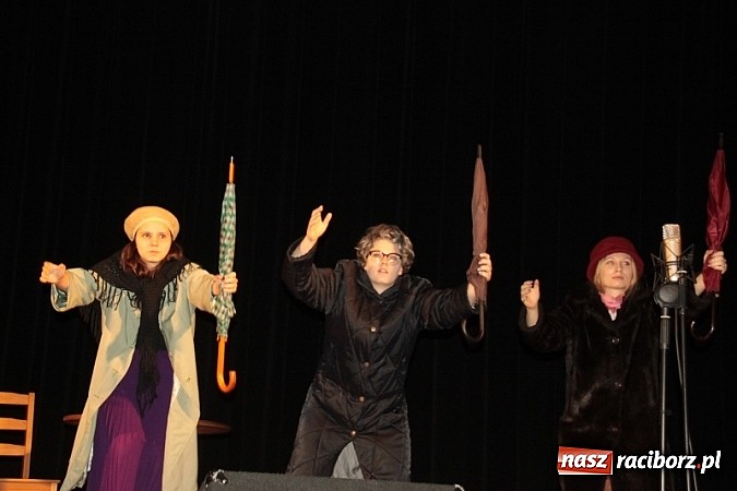 Zdjęcie w galerii na portalu naszraciborz.pl: Scena w Kuźni Raciborskiej pękała w szwach. 130 młodych aktorów na scenie MOKSiR wiadomości z regionu