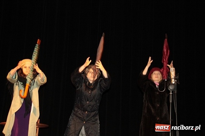 Zdjęcie w galerii na portalu naszraciborz.pl: Scena w Kuźni Raciborskiej pękała w szwach. 130 młodych aktorów na scenie MOKSiR wiadomości z regionu