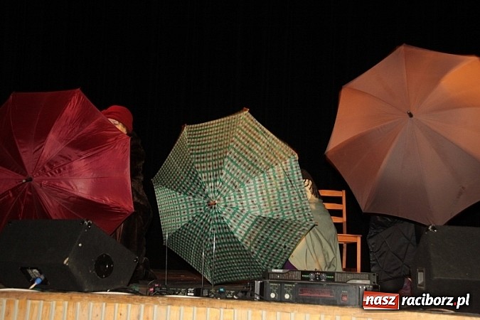 Zdjęcie w galerii na portalu naszraciborz.pl: Scena w Kuźni Raciborskiej pękała w szwach. 130 młodych aktorów na scenie MOKSiR wiadomości z regionu