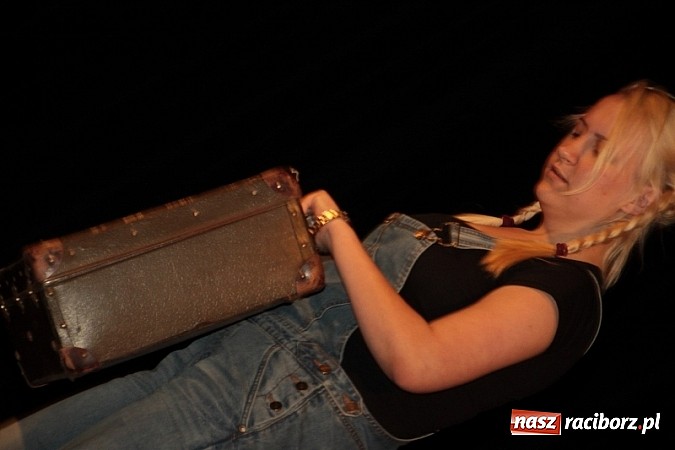 Zdjęcie w galerii na portalu naszraciborz.pl: Scena w Kuźni Raciborskiej pękała w szwach. 130 młodych aktorów na scenie MOKSiR wiadomości z regionu