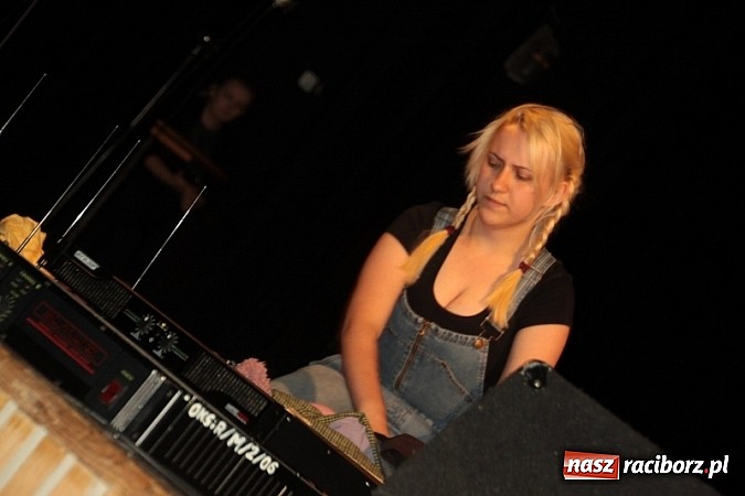 Zdjęcie w galerii na portalu naszraciborz.pl: Scena w Kuźni Raciborskiej pękała w szwach. 130 młodych aktorów na scenie MOKSiR wiadomości z regionu