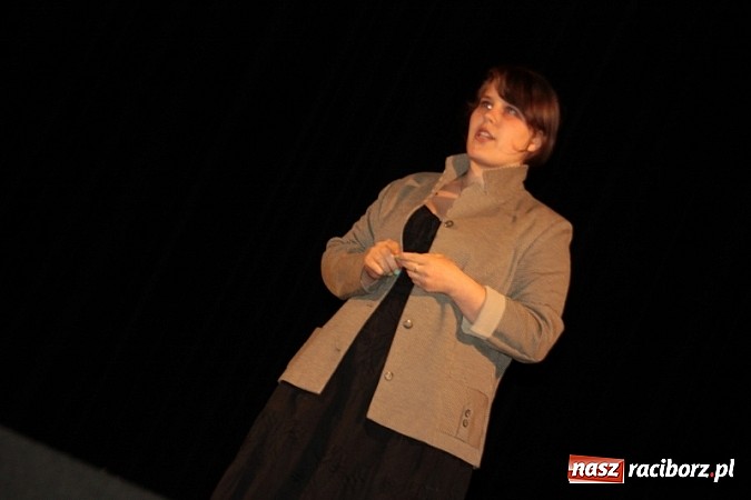 Zdjęcie w galerii na portalu naszraciborz.pl: Scena w Kuźni Raciborskiej pękała w szwach. 130 młodych aktorów na scenie MOKSiR wiadomości z regionu