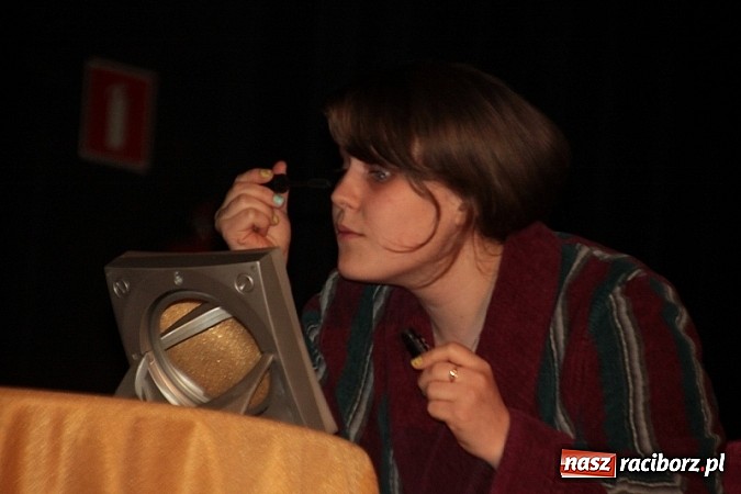 Zdjęcie w galerii na portalu naszraciborz.pl: Scena w Kuźni Raciborskiej pękała w szwach. 130 młodych aktorów na scenie MOKSiR wiadomości z regionu