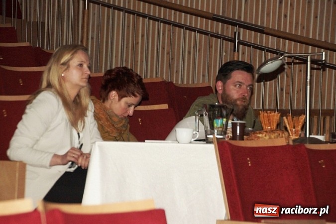 Zdjęcie w galerii na portalu naszraciborz.pl: Scena w Kuźni Raciborskiej pękała w szwach. 130 młodych aktorów na scenie MOKSiR wiadomości z regionu