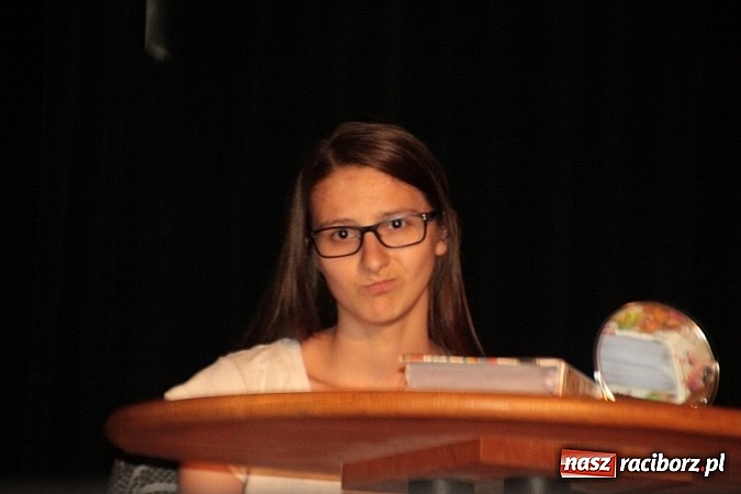 Zdjęcie w galerii na portalu naszraciborz.pl: Scena w Kuźni Raciborskiej pękała w szwach. 130 młodych aktorów na scenie MOKSiR wiadomości z regionu