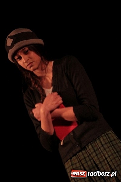 Zdjęcie w galerii na portalu naszraciborz.pl: Scena w Kuźni Raciborskiej pękała w szwach. 130 młodych aktorów na scenie MOKSiR wiadomości z regionu