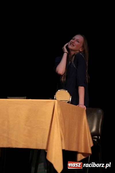 Zdjęcie w galerii na portalu naszraciborz.pl: Scena w Kuźni Raciborskiej pękała w szwach. 130 młodych aktorów na scenie MOKSiR wiadomości z regionu