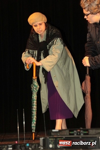 Zdjęcie w galerii na portalu naszraciborz.pl: Scena w Kuźni Raciborskiej pękała w szwach. 130 młodych aktorów na scenie MOKSiR wiadomości z regionu