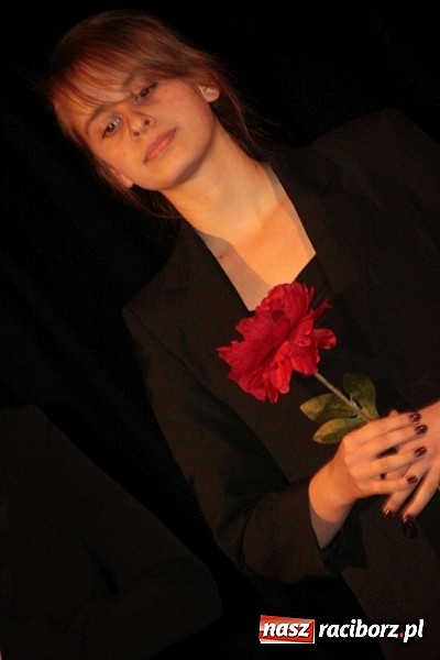 Zdjęcie w galerii na portalu naszraciborz.pl: Scena w Kuźni Raciborskiej pękała w szwach. 130 młodych aktorów na scenie MOKSiR wiadomości z regionu