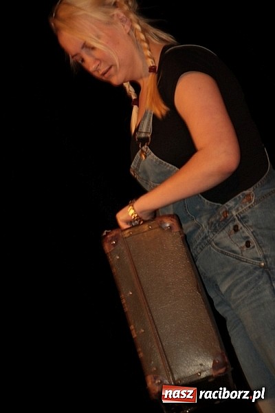 Zdjęcie w galerii na portalu naszraciborz.pl: Scena w Kuźni Raciborskiej pękała w szwach. 130 młodych aktorów na scenie MOKSiR wiadomości z regionu