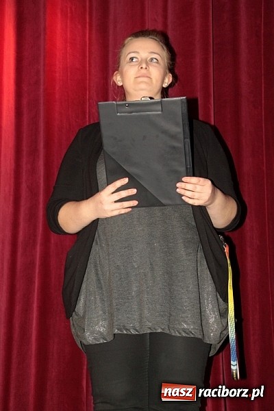 Zdjęcie w galerii na portalu naszraciborz.pl: Scena w Kuźni Raciborskiej pękała w szwach. 130 młodych aktorów na scenie MOKSiR wiadomości z regionu