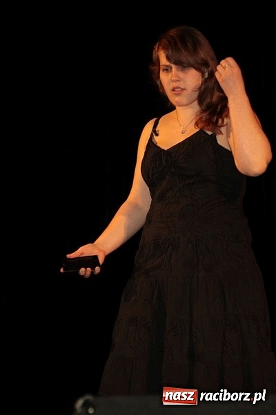 Zdjęcie w galerii na portalu naszraciborz.pl: Scena w Kuźni Raciborskiej pękała w szwach. 130 młodych aktorów na scenie MOKSiR wiadomości z regionu