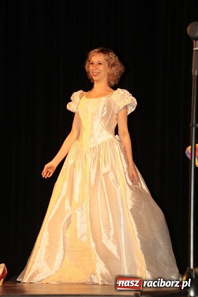 Zdjęcie w galerii na portalu naszraciborz.pl: Scena w Kuźni Raciborskiej pękała w szwach. 130 młodych aktorów na scenie MOKSiR wiadomości z regionu
