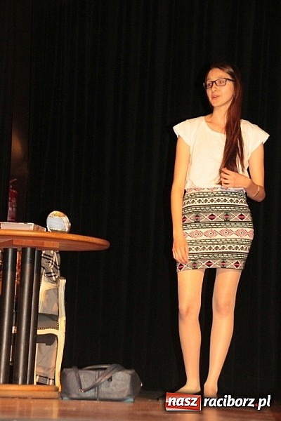 Zdjęcie w galerii na portalu naszraciborz.pl: Scena w Kuźni Raciborskiej pękała w szwach. 130 młodych aktorów na scenie MOKSiR wiadomości z regionu