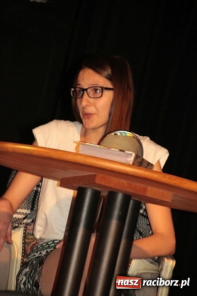 Zdjęcie w galerii na portalu naszraciborz.pl: Scena w Kuźni Raciborskiej pękała w szwach. 130 młodych aktorów na scenie MOKSiR wiadomości z regionu