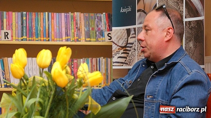 Zdjęcie w galerii na portalu naszraciborz.pl: Umiem podsłuchiwać i podglądać – spotkanie z Krzysztofem Vargą wiadomości z regionu