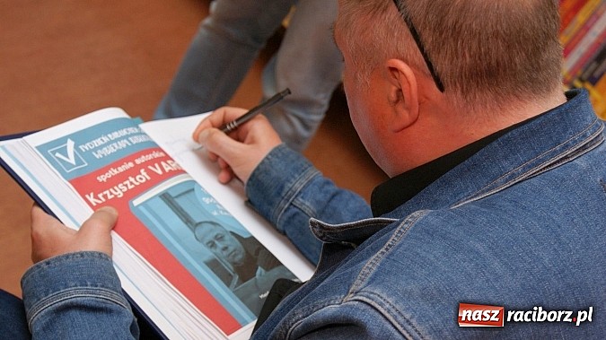 Zdjęcie w galerii na portalu naszraciborz.pl: Umiem podsłuchiwać i podglądać – spotkanie z Krzysztofem Vargą wiadomości z regionu