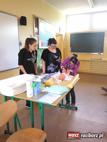 Zdjęcie w galerii na portalu naszraciborz.pl: Raciborski Medyk uczy, jak obchodzić się z niemowlęciem wiadomości z regionu