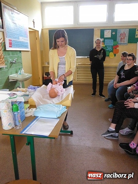 Zdjęcie w galerii na portalu naszraciborz.pl: Raciborski Medyk uczy, jak obchodzić się z niemowlęciem wiadomości z regionu