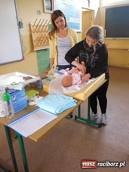 Zdjęcie w galerii na portalu naszraciborz.pl: Raciborski Medyk uczy, jak obchodzić się z niemowlęciem wiadomości z regionu