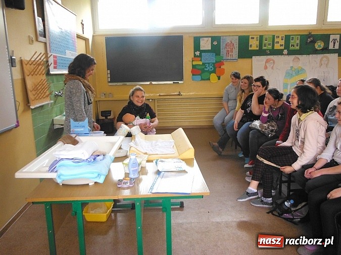 Zdjęcie w galerii na portalu naszraciborz.pl: Raciborski Medyk uczy, jak obchodzić się z niemowlęciem wiadomości z regionu